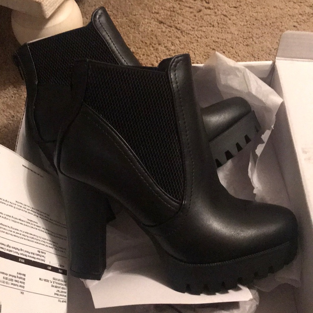 BLACK CHUNKY HEELS! *SOLD*